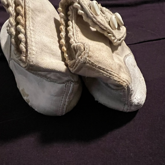 Vintage pair of baby shoes. 4 buttons and details along top of the shoe - Picture 7 of 12